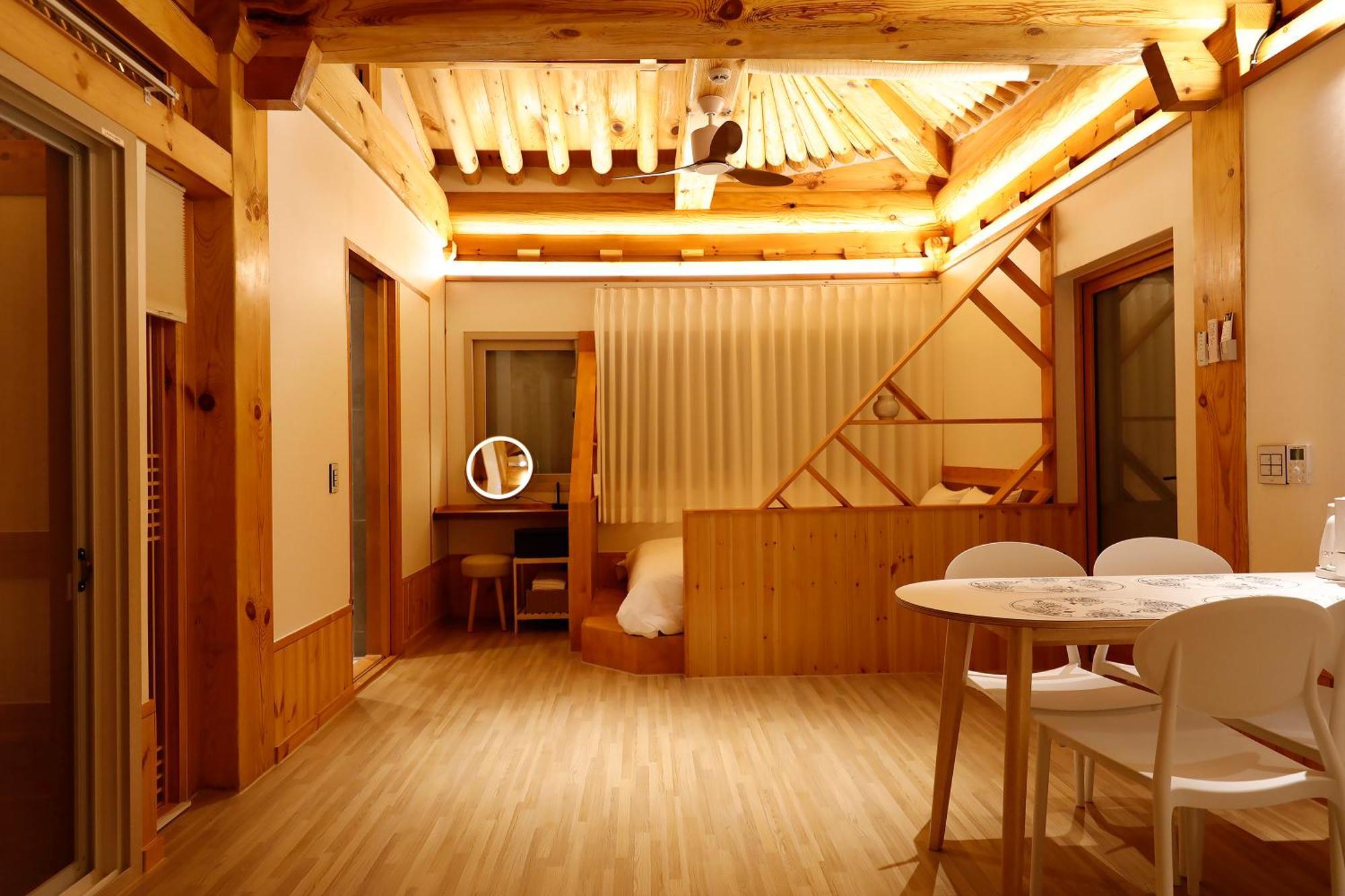 Hanok Stay Mokhyang Gyeongju Exterior photo